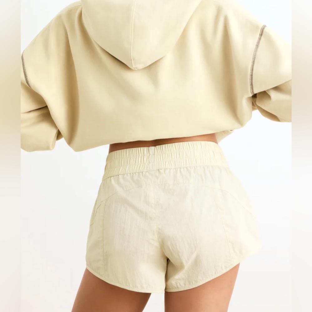 BO & TEE - Wm’s Elasticated Mini Short In Bone - Sz: M.